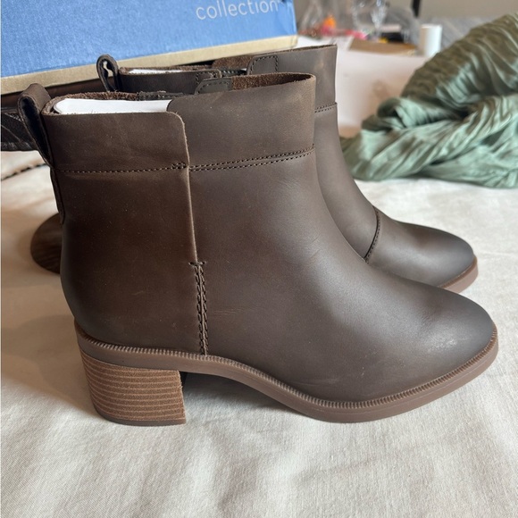 Clarks Collection Brown Leather Ankle Boots • Block Heel • Fall Fashion - Picture 2 of 8